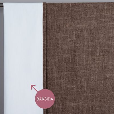 Baksida av brun mörkläggningsgardin Cru med vit beläggning som ger god mörkläggning