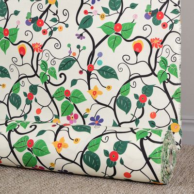 Rauma Garden gardintyg utrullat mot vägg, visar helhetsmönster och tygstruktur.