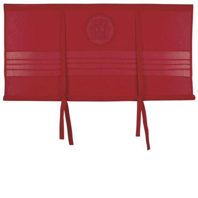 Vacker gammeldags röd hissgardin med knytband med en dekorativt monogram i mitten av gardinen