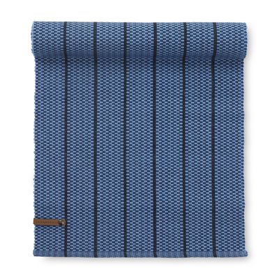 Blå bordslöpare med klassiskt randigt mönster i mörkblå toner, storlek 35x120 cm.