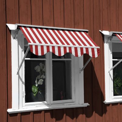 Dacio röd och vit randig markisväv använd som markis, som visar hur tyget fungerar som ett elegant solskydd.
