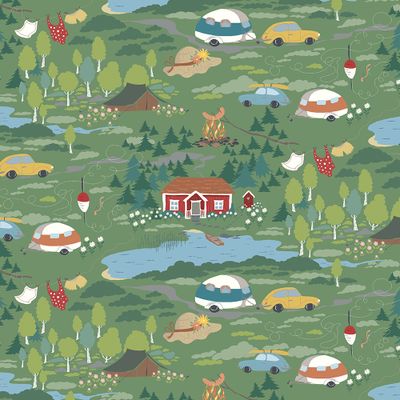 Mönstrat tyg Semester grön med illustrationer av stugor, tält, husvagnar, bilar, skog och sjöar på grön botten.