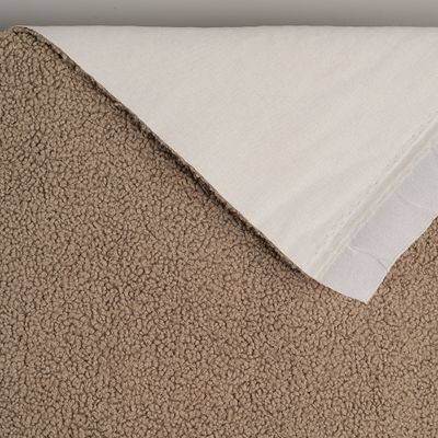 Detalj av Sheep toffee möbeltyg som visar baksida och kraftig textilkonstruktion