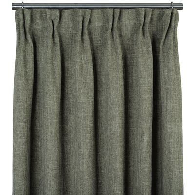 Grön 100% mörkläggningsgardin i dubbel bredd 280 cm med melerad vävd struktur upphängd på gardinstång.