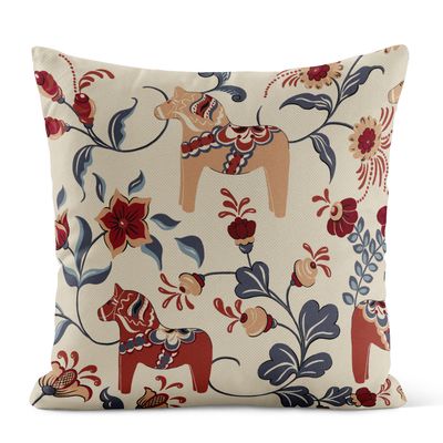 Kuddfodral med dalahästar och kurbitsmönster i röda och blå toner.