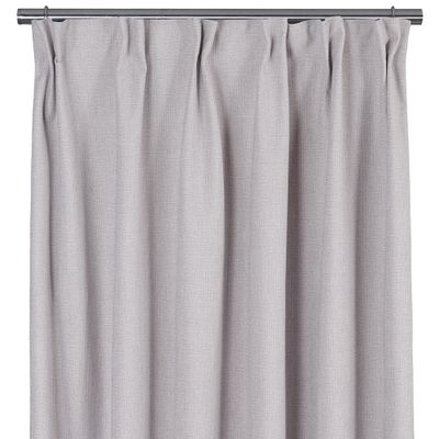 Ljusgrå 100% mörkläggningsgardin med fyllig vävd struktur upphängd på gardinstång.