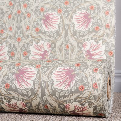 Tyg rullat på rulle med blommigt mönster i dimmgrönt och rosa