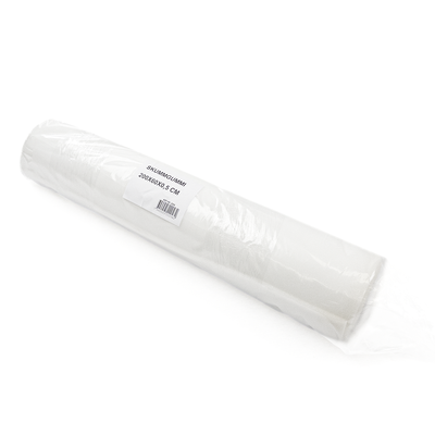 En rulle vitt skumgummi, 200x60x0,5 cm, inplastad i klar plast. På förpackningen sitter en vit etikett info om storleken