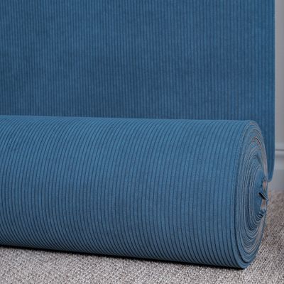 Rulle med blått manchestertyg för möbelklädsel.