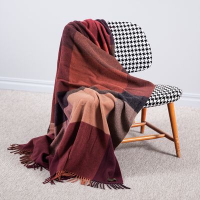 Pleasant Ruby filt med mjukt fall och tydligt rutmönster