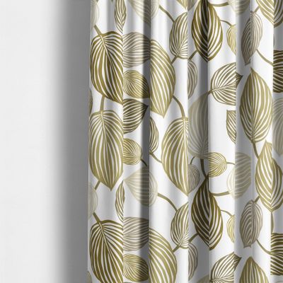 Gardin sydd i Lyckans Blad olivgrön tyg med bladmotiv i naturinspirerade toner.