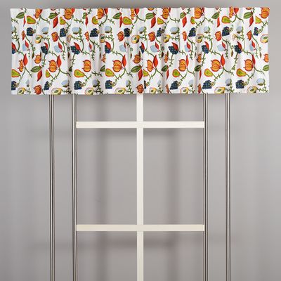 Melora röd gardinkappa uppsatt i fönster med färgstarkt naturinspirerat mönster som lyser upp rummet.