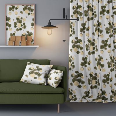 En vit gardin med mönster av gröna och gula pelargoner