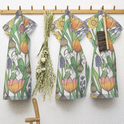 Svensk design handduk med ekologiskt material och tryck av tulpaner, hållbar kökstextil.