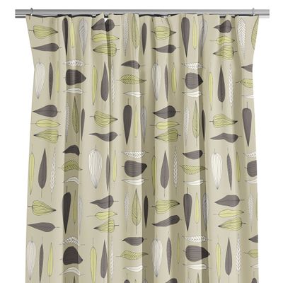 Närbild på gardinen Under trädet i beige med grafiskt lövmönster i grönt och brunt. Bildtitel: Gardin Under trädet – Beige i miljö