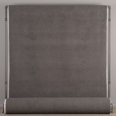 Ljusgrått möbeltyg med fårpäls känsla upphängt i helvy