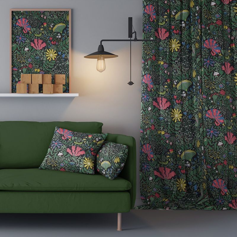 Myllra asfalt gardiner med rikt blomstermönster mot en mörk bakgrund, draperade bredvid en grön soffa för en naturnära och dynamisk inredningsstil, komplett med mångsidigt upphängningsband.