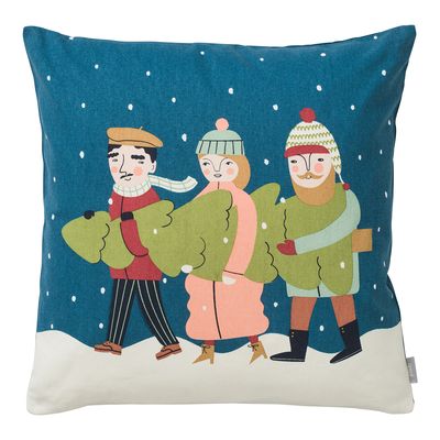 Närbild på kuddfodral Granen, med tre kompisar som bär en julgran i snöfall.