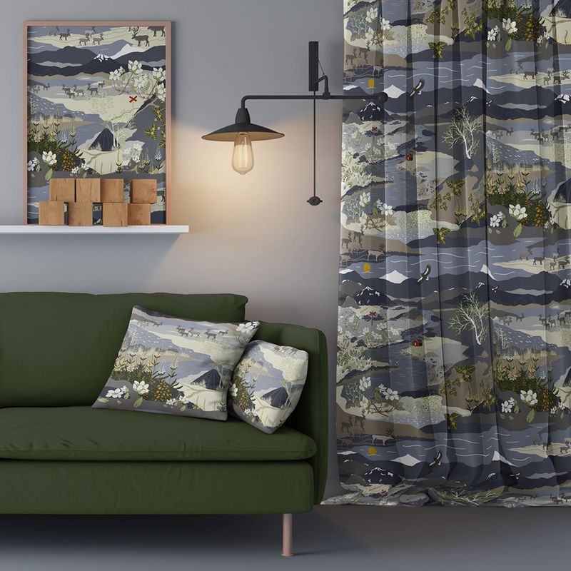Grå och blå gardiner med norrländska naturen och fjällen.  Renar, växtlighet och porlande bäckar samt utmärkta vandringsleder