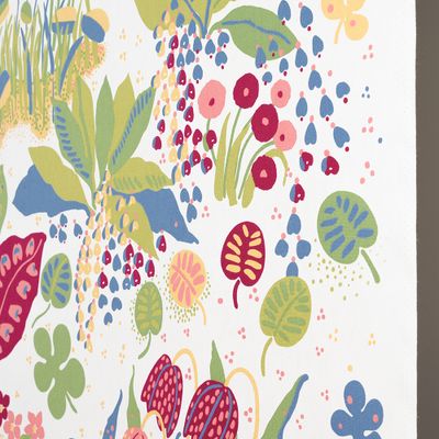 Detalj av Ailanthus bomullstyg med blad och blommor i flera färger