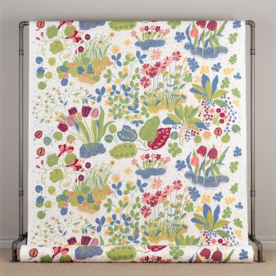 Ailanthus tyg upphängt som gardin med färgstarkt blommönster