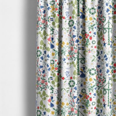 Midsommardans vit tyg uppsytt som gardin med somrigt mönster och mjuka färger