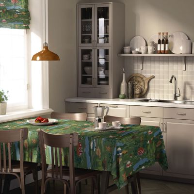 Semester grön bordsduk på köksbord med grönt retro mönster som skapar en varm och somrig dukning