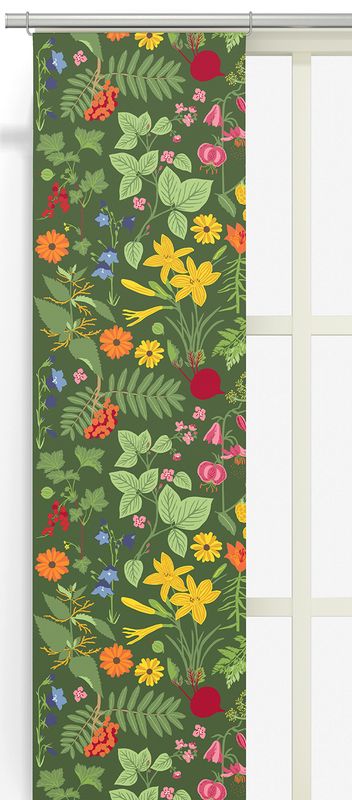 Hedemora panelgardiner, tillverkade i Spanien, visar ett Edholm Ullenius mönster med en rik palett av blommor, grönsaker och bär på en vit bas.