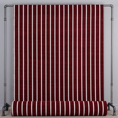 Randigt möbeltyg i röd färg upphängt i full bredd