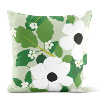 Kuddfodral med stora vita blommor och gröna blad på ljusgrön botten