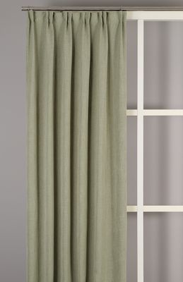 James gardin i ljusgrönt upphängd framför ett vitt fönster, visar längd och fall.