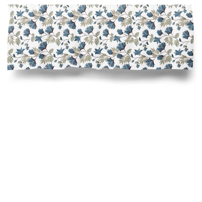 Gardinkappa med ett blommigt mönster med vit botten, blå blommor och blad i beige