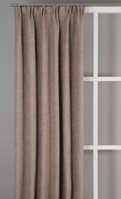 Mullvadsfärgad 100% mörkläggande gardin i varm beigegrå ton monterad i fönster.