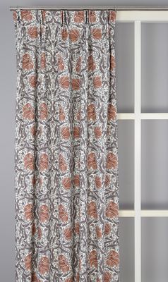 Gardiner i Morris stil färdigsydda med blommor i rost