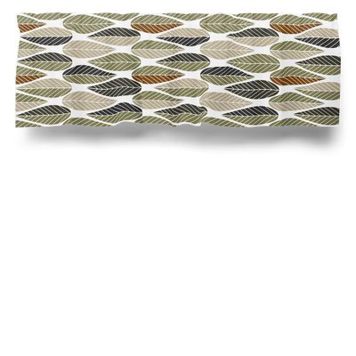 Kappmetervara med grafiskt bladmönster i grönt, beige och bruna toner på ljus botten