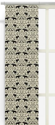Beige panelgardin med svart älgmönster från Arvidssons Textil – Skogens konung.