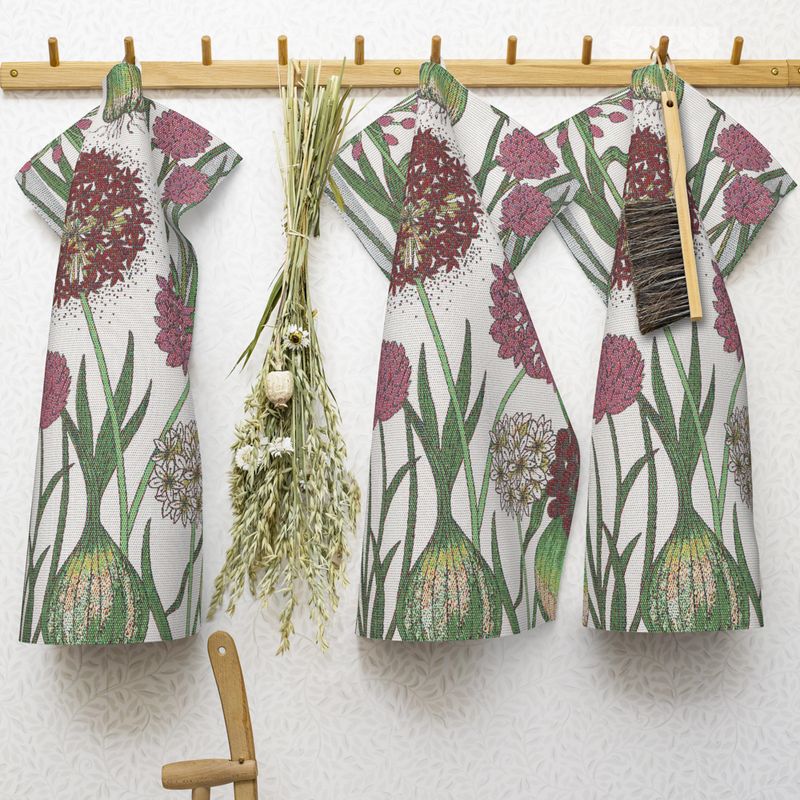 Hållbar blomster handduk i ekologiskt material med lila och gröna nyanser, svensk design.