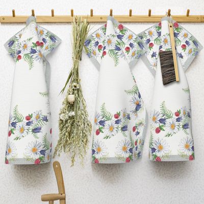 Hållbar och miljövänlig kökstextil 'Blomkrans' med blå och röda blommor på ekologiskt material, svensk design.