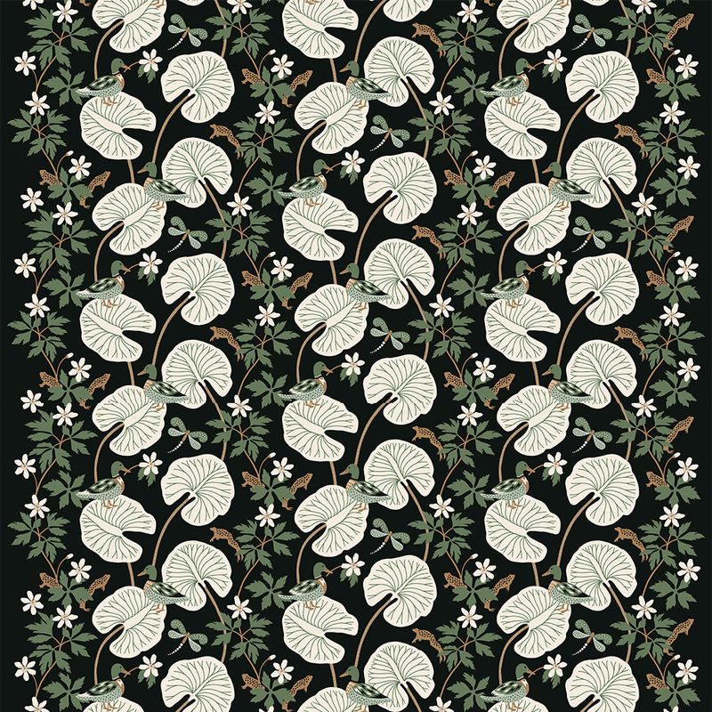 Ett härligt tyg med mönster av blommor, blad och djur på svart botten