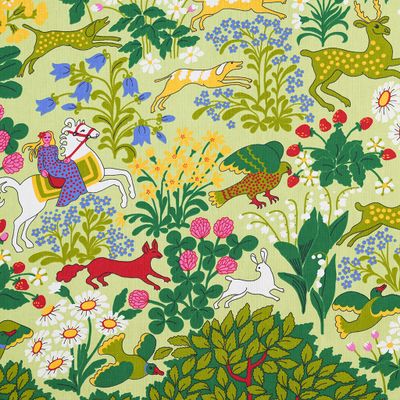 Närbild av tyget Jakten i grönt med hjortar, rävar, blommor och bär i detaljrikt mönster