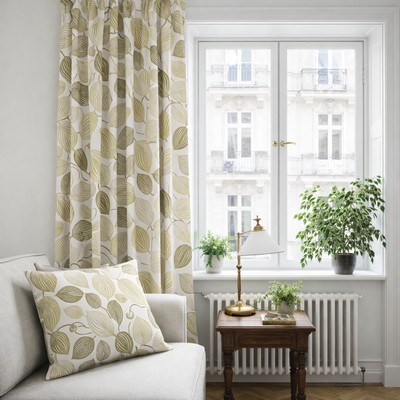 Olivgröna Lyckans Blad gardiner i vardagsrum med ljus inredning