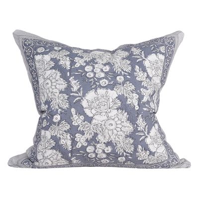 Blått kuddfodral Sonia i 100 procent bomull med blommönster och dekorativ bård