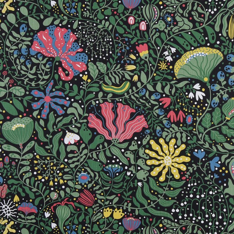 Färgrik textil med Myllra asfaltmönster inspirerad av en frodig jordgubbsodling, med en mörk bakgrund och mångfärgade blom- och frömotiv.