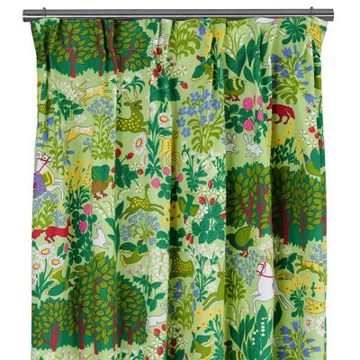 Gardiner med Jakten-mönster i grönt med djur, växter och blommor på ljusgrön botten