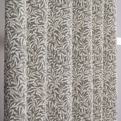 Närbild på Ramas gardintyg i allmogegrön färg med naturinspirerat bladmönster.