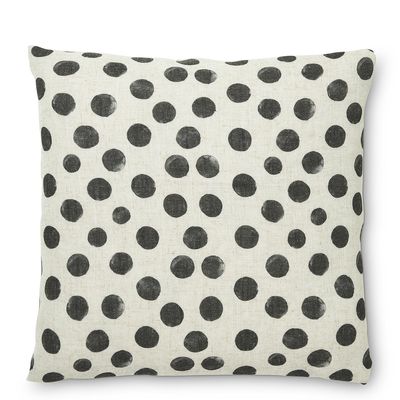 Prickigt kuddfodral i svart och natur med oregelbundna svarta prickar, 50x50 cm.