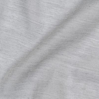 Närbild av grått skirt gardintyg med diskret vävstruktur