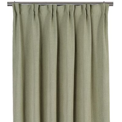 Fristående bild av James gardin i ljusgrön färg, hängandes rakt på stång med multiband.