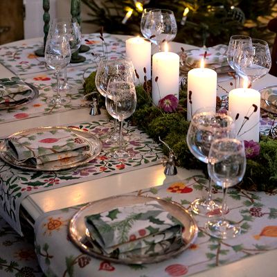 Juldukning med Julefröjd bordslöpare, levande ljus och glas, dekorerad med grönt och julmotiv från Ekelund.