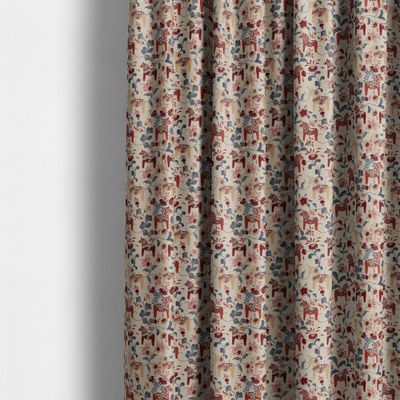 Leksand Mini culla röd tyg upphängt som gardin med små dalahästar och folkloriskt mönster